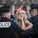 Активистки FEMEN атаковали Марин Ле Пен во время первомайской демонстрации